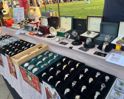 Banyak pilihan jam tangan bekas dan vintage di Dubai Flea Market. Beberapa item ditawarkan lengkap dengan sertifikat, garansi, bahkan servis langsung di tempat. Dubai, 2025.