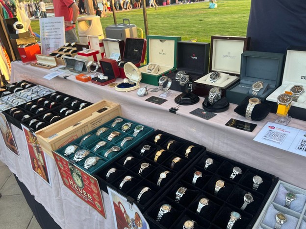 Banyak pilihan jam tangan bekas dan vintage di Dubai Flea Market. Beberapa item ditawarkan lengkap dengan sertifikat, garansi, bahkan servis langsung di tempat. Dubai, 2025.